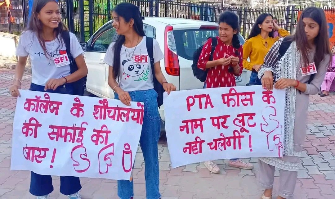 sfi_mandi's tweet photo. सरदार पटेल विश्वविद्यालय मंडी में लोकतंत्र की हत्या करने वाली संघी ताकतों के खिलाफ पिछले 1 सप्ताह से डटकर मुकाबला कर रहे SFI के जाबांज सिपाही। 
संघ की गुंडागर्दी का एक जबाब
इंकलाब जिंदाबाद @himachalsfi @MayukhDuke @SFI_CEC @AmitTha39133140 https://t.co/apJzUunhIN
