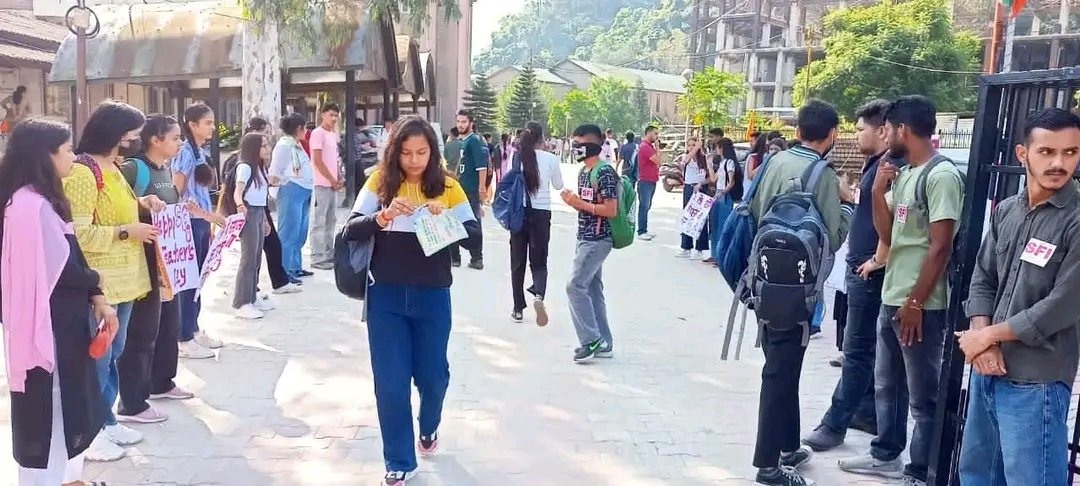 sfi_mandi's tweet photo. सरदार पटेल विश्वविद्यालय मंडी में लोकतंत्र की हत्या करने वाली संघी ताकतों के खिलाफ पिछले 1 सप्ताह से डटकर मुकाबला कर रहे SFI के जाबांज सिपाही। 
संघ की गुंडागर्दी का एक जबाब
इंकलाब जिंदाबाद @himachalsfi @MayukhDuke @SFI_CEC @AmitTha39133140 https://t.co/apJzUunhIN