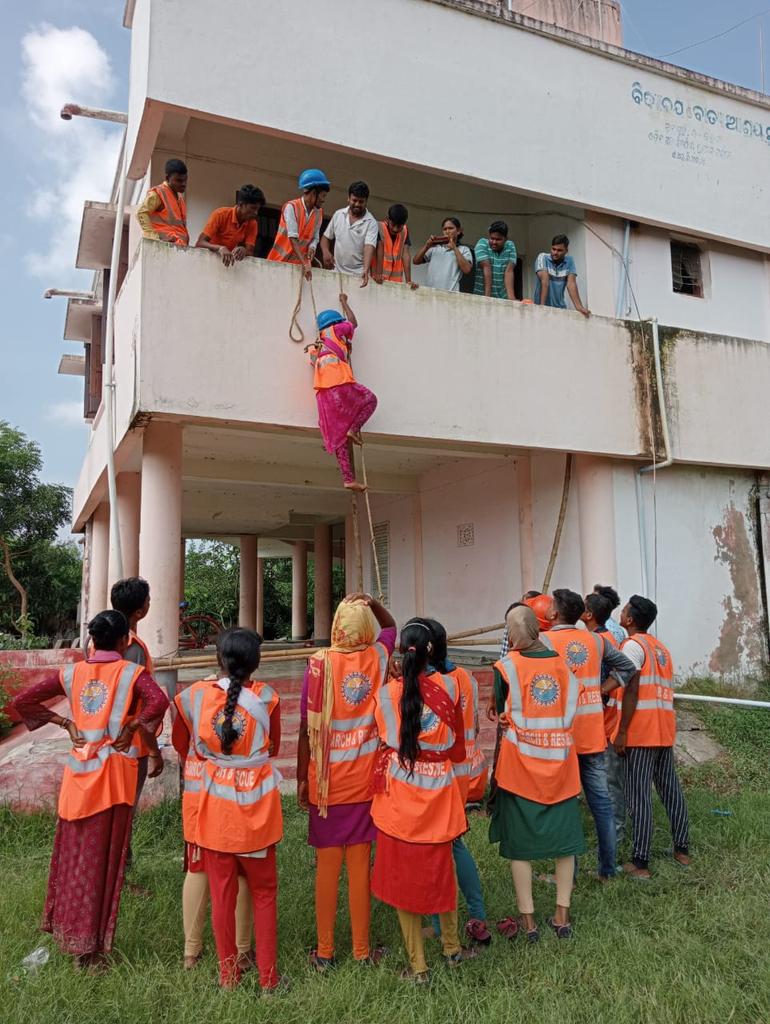 DEOC_Bhadrak's tweet photo. 7days training organised by #OSDMA & #DM_Bhadrak for the Shelter level Taskforce volunteers on Search & rescue and First Aid for #Capacitybuilding at Sunamuhin MCS of Basudevpur block Bhadrak. under the supervision of master trainer. https://t.co/4rdGrGu9wc