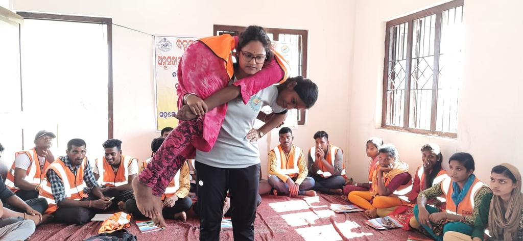 DEOC_Bhadrak's tweet photo. 7days training organised by #OSDMA & #DM_Bhadrak for the Shelter level Taskforce volunteers on Search & rescue and First Aid for #Capacitybuilding at Sunamuhin MCS of Basudevpur block Bhadrak. under the supervision of master trainer. https://t.co/4rdGrGu9wc
