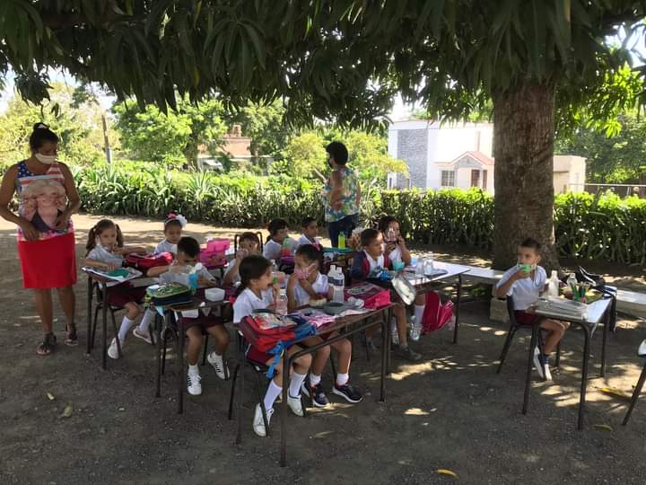 MagJorgeCastro's tweet photo. ⚠️⚠️Clases debajo de un árbol porque la escuela está en peligro de derrumbe, así lo denuncia una maestra en Holguín... mientras tanto los hoteles crecen a lo largo de la isla.
#VergüenzaNacional https://t.co/58zdcyksyD
