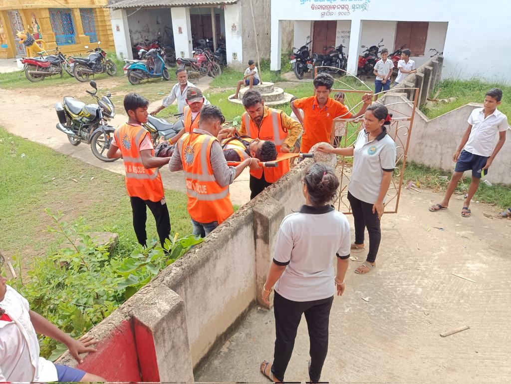 DEOC_Bhadrak's tweet photo. 7days training organised by #OSDMA & #DM_Bhadrak for the Shelter level Taskforce volunteers on Search & rescue and First Aid for #Capacitybuilding at Sunamuhin MCS of Basudevpur block Bhadrak. under the supervision of master trainer. https://t.co/4rdGrGu9wc