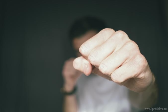 Житель Задонска несколько дней избивал свою гостью