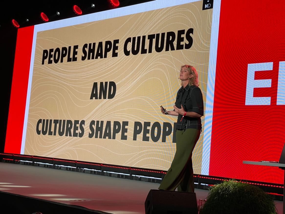 jitskekramer's tweet photo. Ik mocht vandaag 1000 mensen toespreken in Riga. Over #corporateanthropology en #liminaliteit. Heel fijn om weer op het podium te staan. Nu doorrrrr naar Vilnius, waar 1300 mensen op mij wachten. #whenworktakesyouplaces https://t.co/awLuwxZAHQ
