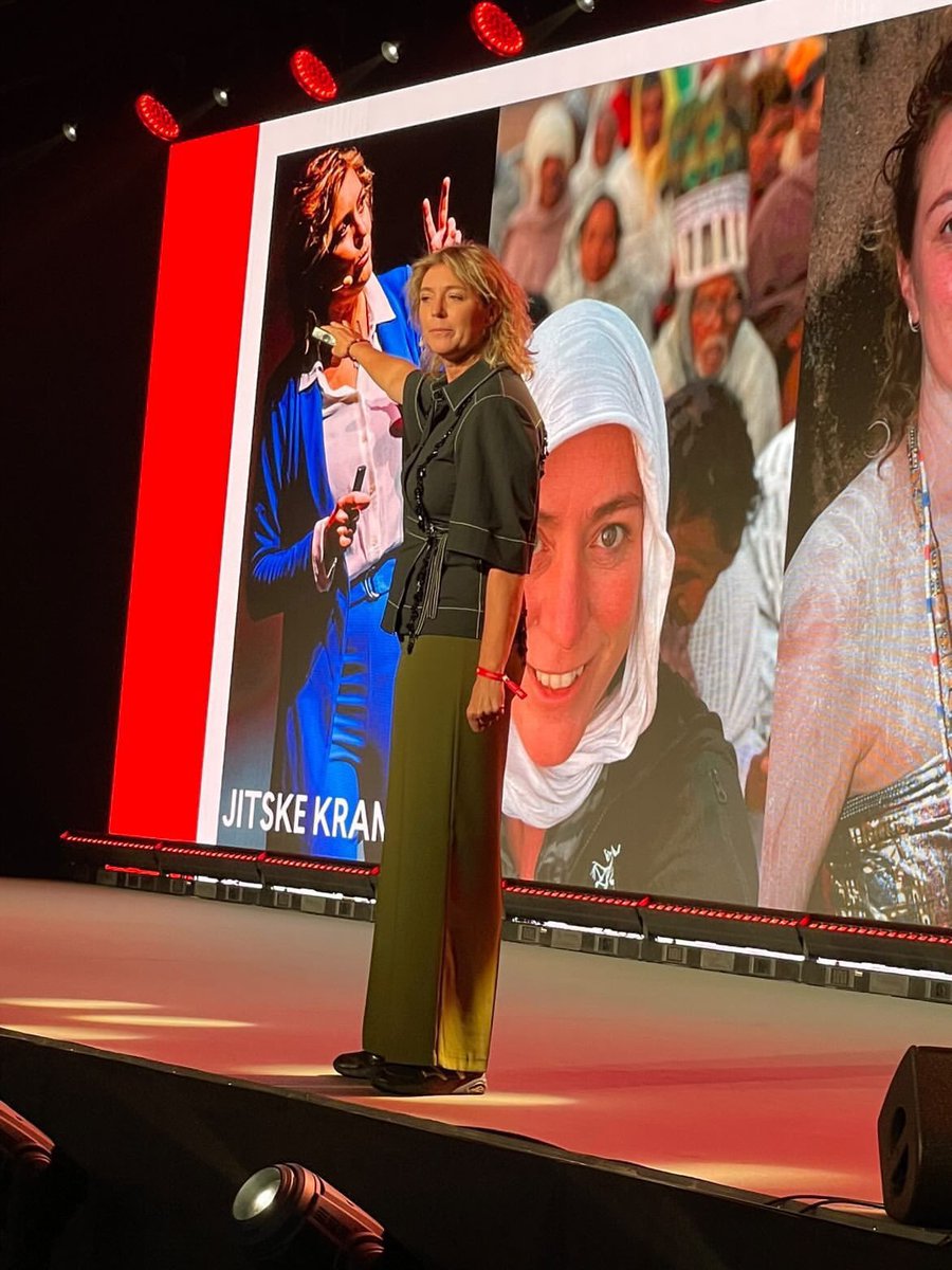 jitskekramer's tweet photo. Ik mocht vandaag 1000 mensen toespreken in Riga. Over #corporateanthropology en #liminaliteit. Heel fijn om weer op het podium te staan. Nu doorrrrr naar Vilnius, waar 1300 mensen op mij wachten. #whenworktakesyouplaces https://t.co/awLuwxZAHQ