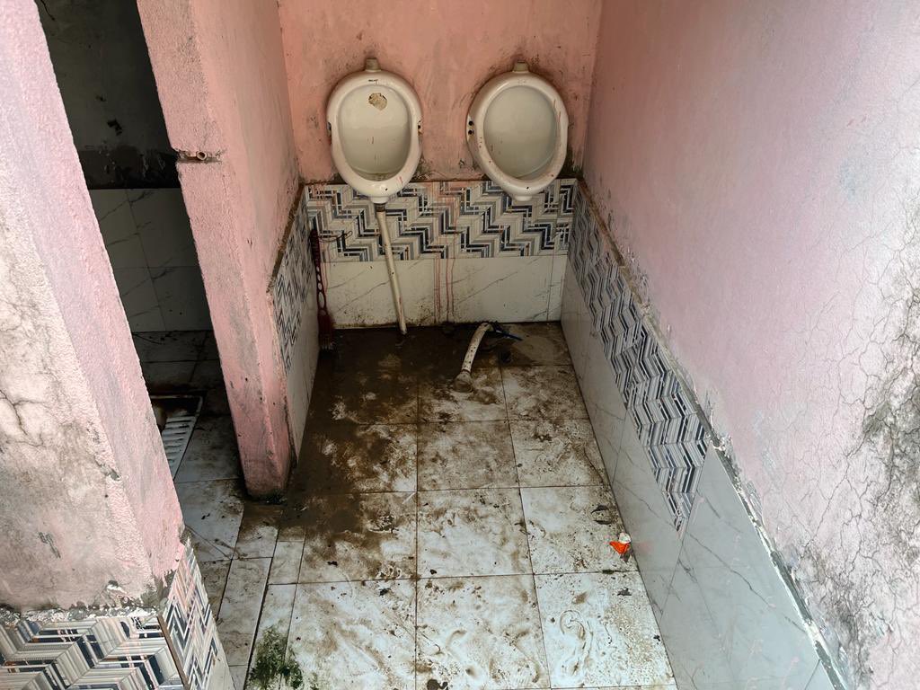 SanjayAzadSln's tweet photo. शर्म आती है ये बताते हुए की प्रधानमंत्री मोदी जी के संसदीय क्षेत्र वाराणसी के प्राथमिक विद्यालय महमूदपुर की ये दुर्दशा है।
मोदी जी @msisodia पर मुक़दमा करके ख़ाली हो गये हों तो काशी पर भी थोड़ा ध्यान दें। https://t.co/mvCy1nbLHE