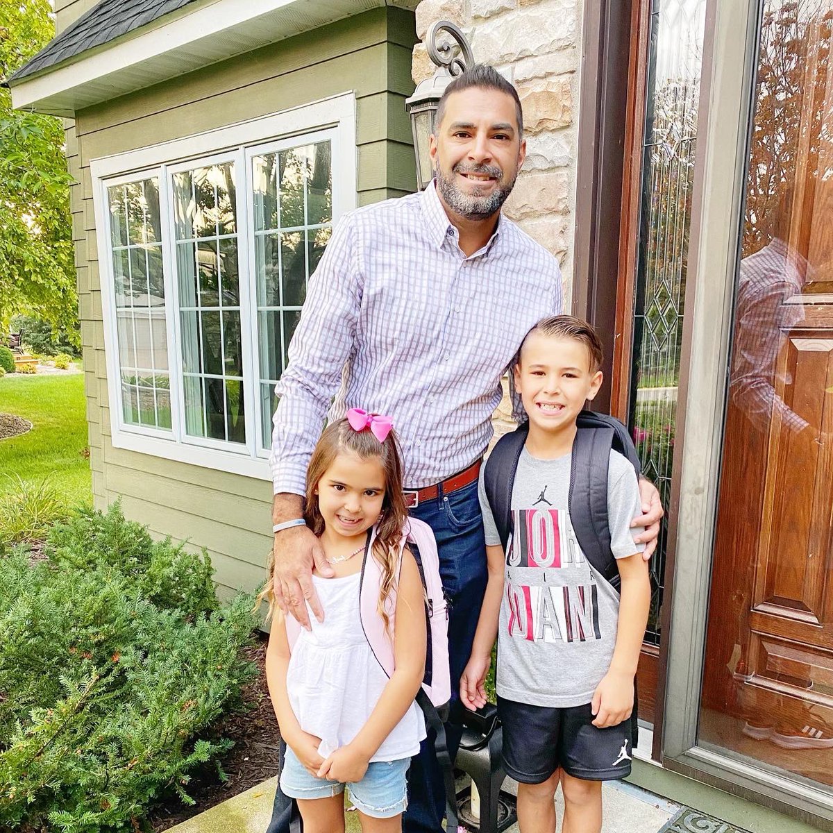 EchoSearchGroup's tweet photo. Echo saw their kiddos off to school this morning w/big smiles. 

We'd love to see your #BackToSchool photos too. Please reply w/your pics in the comments!

Have a great #school year, #teachers, school staff, parents &amp; kiddos. Remember to give a wave to those #BusDrivers! https://t.co/tBRzhyxLPX