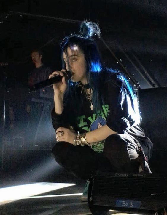 IBESTBLUEH's tweet photo. just billie eilish and this pose https://t.co/fLNmXepTPM