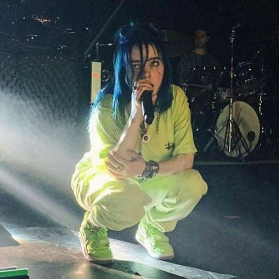 IBESTBLUEH's tweet photo. just billie eilish and this pose https://t.co/fLNmXepTPM