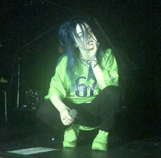 IBESTBLUEH's tweet photo. just billie eilish and this pose https://t.co/fLNmXepTPM