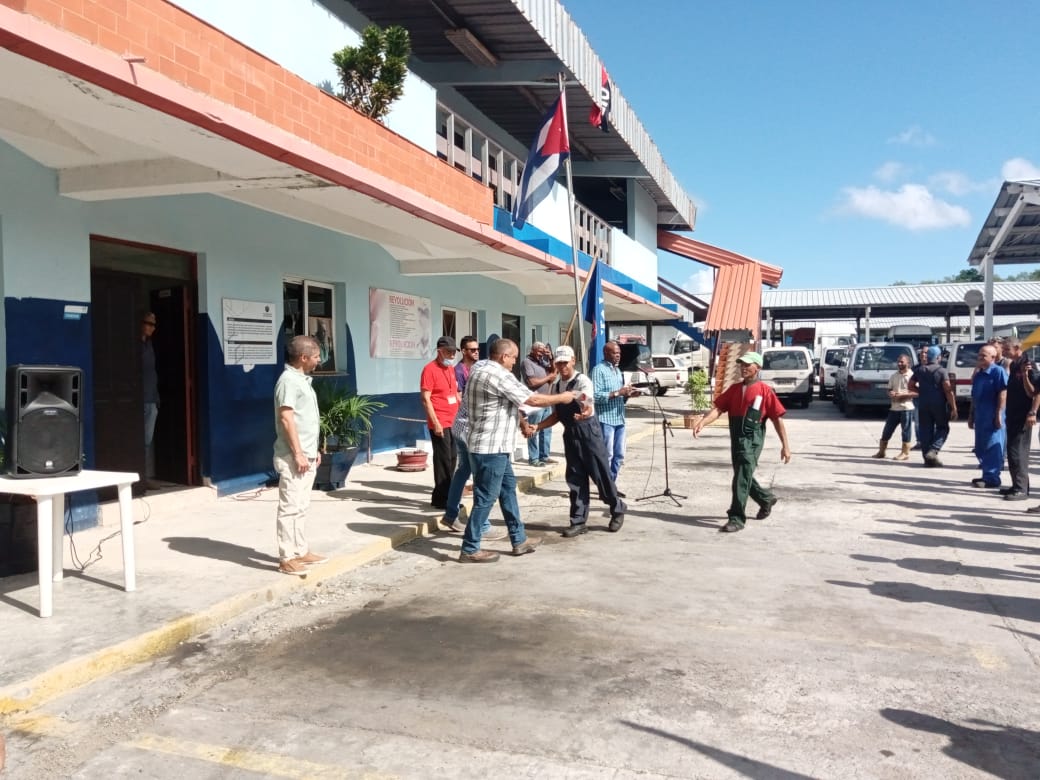 🇨🇺Se realizó la entrega de la Bandera de Proeza Laboral a la División de Transporte Automotor.
#VamosConTodo 
#CimexAvanza