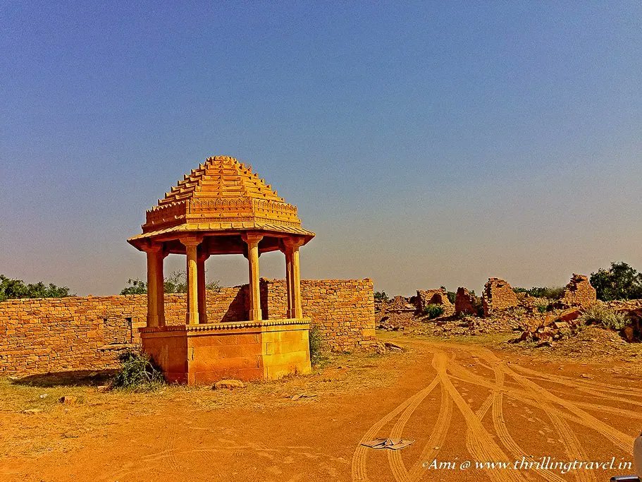 amibhat's tweet photo. The residents of this village collectively left their homes forever - and that too, over night. Explore this ghost town near Jaisalmer to know why https://t.co/VquowFjHFs
#ThrillingTravel
#DekhoApnaDesh
#Bloggersclan https://t.co/6OWgrBj7kM