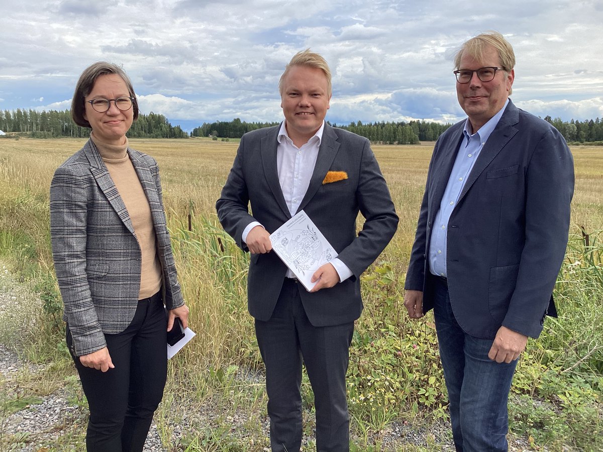 FinOrganicResea's tweet photo. ”Luomuttakaa kunnolla!” kannusti ministeri @kurvisentwiit luomututkijoita -ja viljelijöitä toimiin luomutuotannon edistämiseksi. Hyvinkäällä tuoreen päivityksen luomun mahdollisuuksista ministerille tarjosivat johtaja @SariIivonen ja Knehtilän @Luomutila isäntä Markus Eerola. https://t.co/sD0S3u7uQX