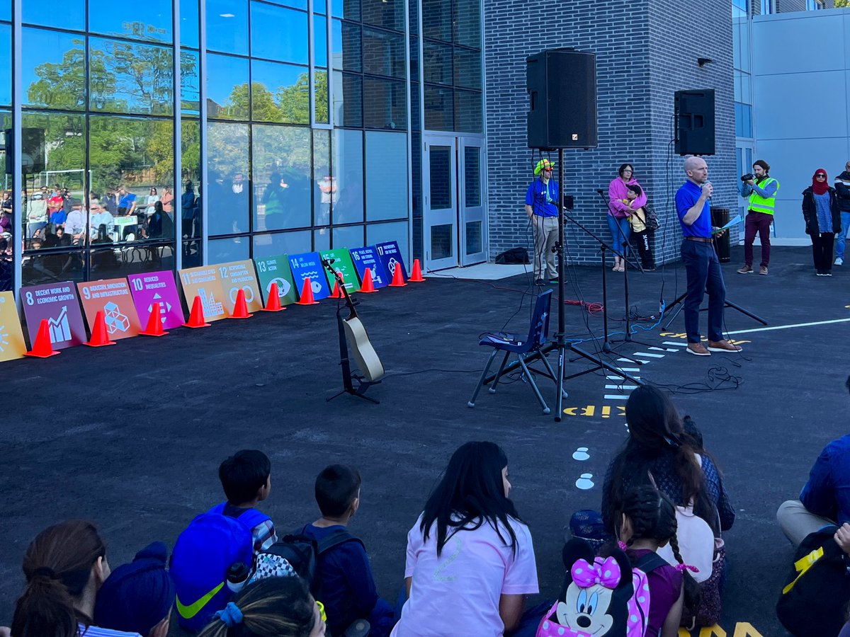 berryonline's tweet photo. Together with #Ward5 Councillor @gallowaykelly, &amp; our @KitchFire &amp; next door @CityKitchener soon-to-be-open Tartan Ave community centre teams, I was plsd to join the @wrdsb @oakwrdsb students, families &amp; staff today for the opening of Oak Creek PS. Congrats @Jeff_J0hnson &amp; team! https://t.co/WtQp3HucMK