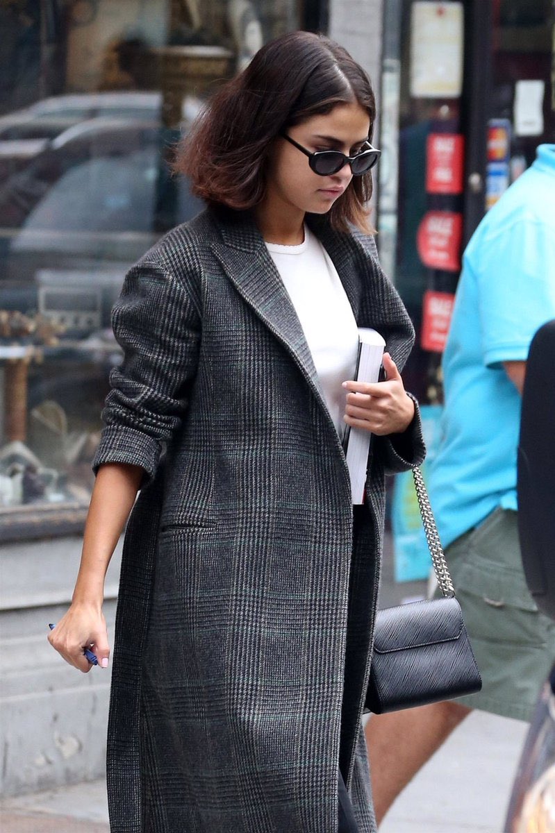 ThrowbackSeIena's tweet photo. September 6, 2017: Selena leaving an apartment building in New York City, New York https://t.co/IYfOJrHEe3