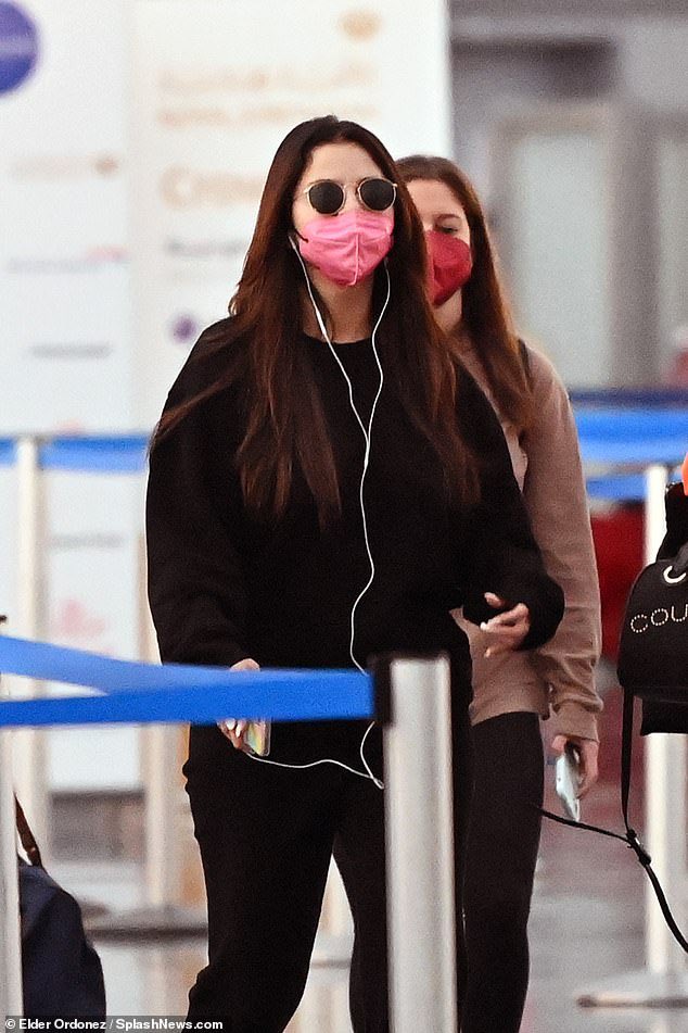 ThrowbackSeIena's tweet photo. September 6, 2021: Selena at JFK Airport in New York City, New York https://t.co/NcmdNB32ks