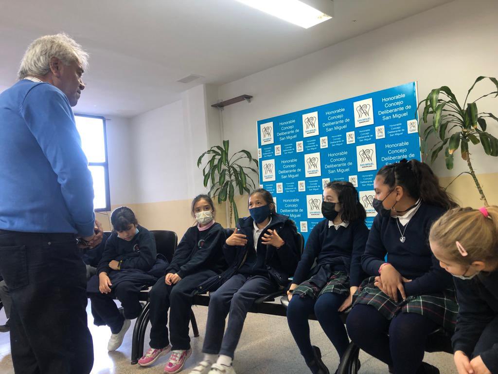 HcdSanMiguel's tweet photo. ¡Nueva visita de alumnos de primaria!
Esta mañana recibimos a 28 alumnos de 3er grado del colegio Monseñor Terrero. Desayunaron con el presidente del HCD @guillesanchezsm y recorrieron el recinto. https://t.co/dg9jWuqTuu