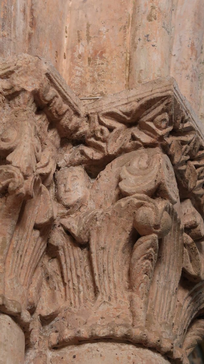 Fundacioncardin's tweet photo. Cuando hablamos en las #MesasRedondasRománicas de los tocadores de #Vihuela ,os mostrabamos estos #capiteles y una #metopa de #Músicos en el #RománicoRural de #Villaviciosa 🍎. Pero nada mejor que ver una en persona .📸#Amandi #Lugás #LaLloraza #Valdebárcena @GrupoElGaitero https://t.co/vQtAL8QtFu