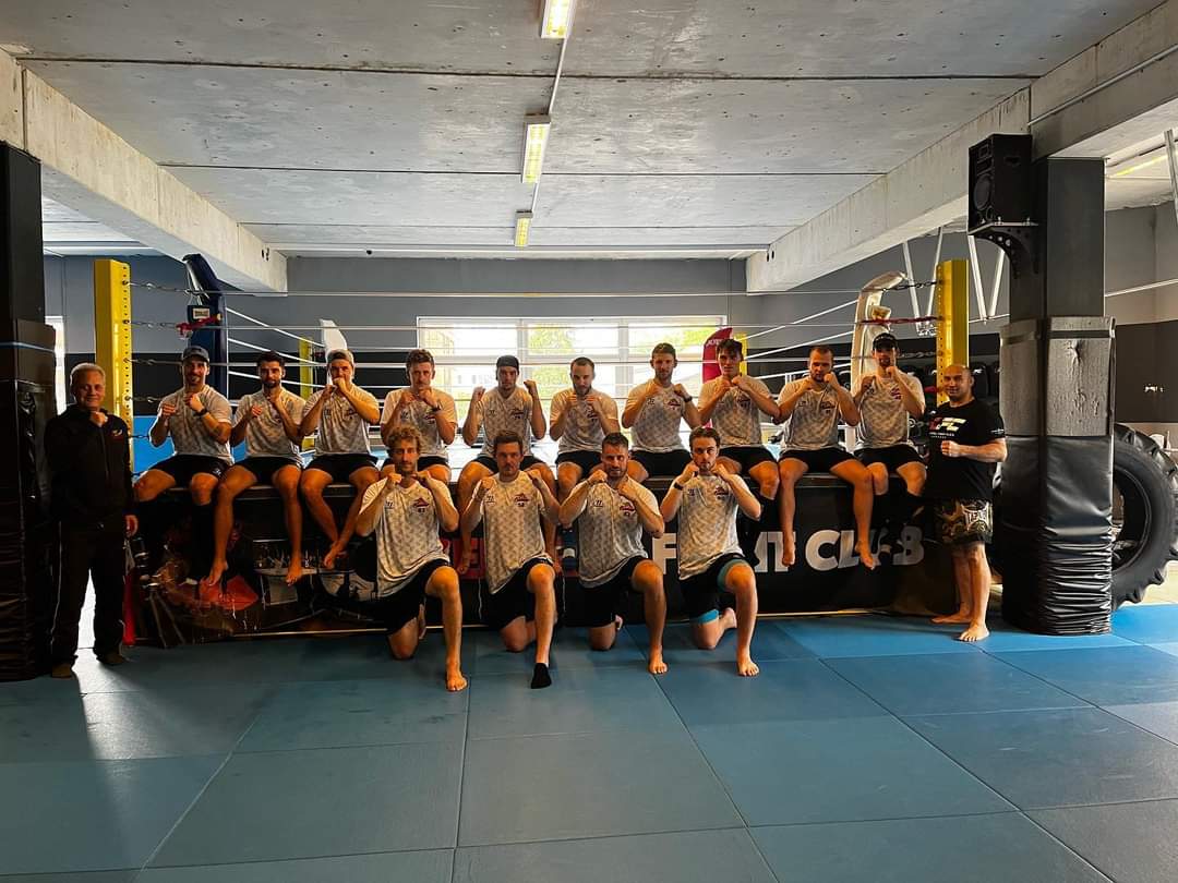 Crocodiles_HH's tweet photo. Ein bisschen Abwechslung muss sein! Deswegen haben unsere Jungs gestern Schlittschuhe und SchlΓ€ger gegen Pratzen und Kickpolster getauscht und im Central Fight Club mit David Marcina trainiert πͺ π₯π€ΌββοΈ
#5plusSpieldauer https://t.co/bWMMZYxAXA