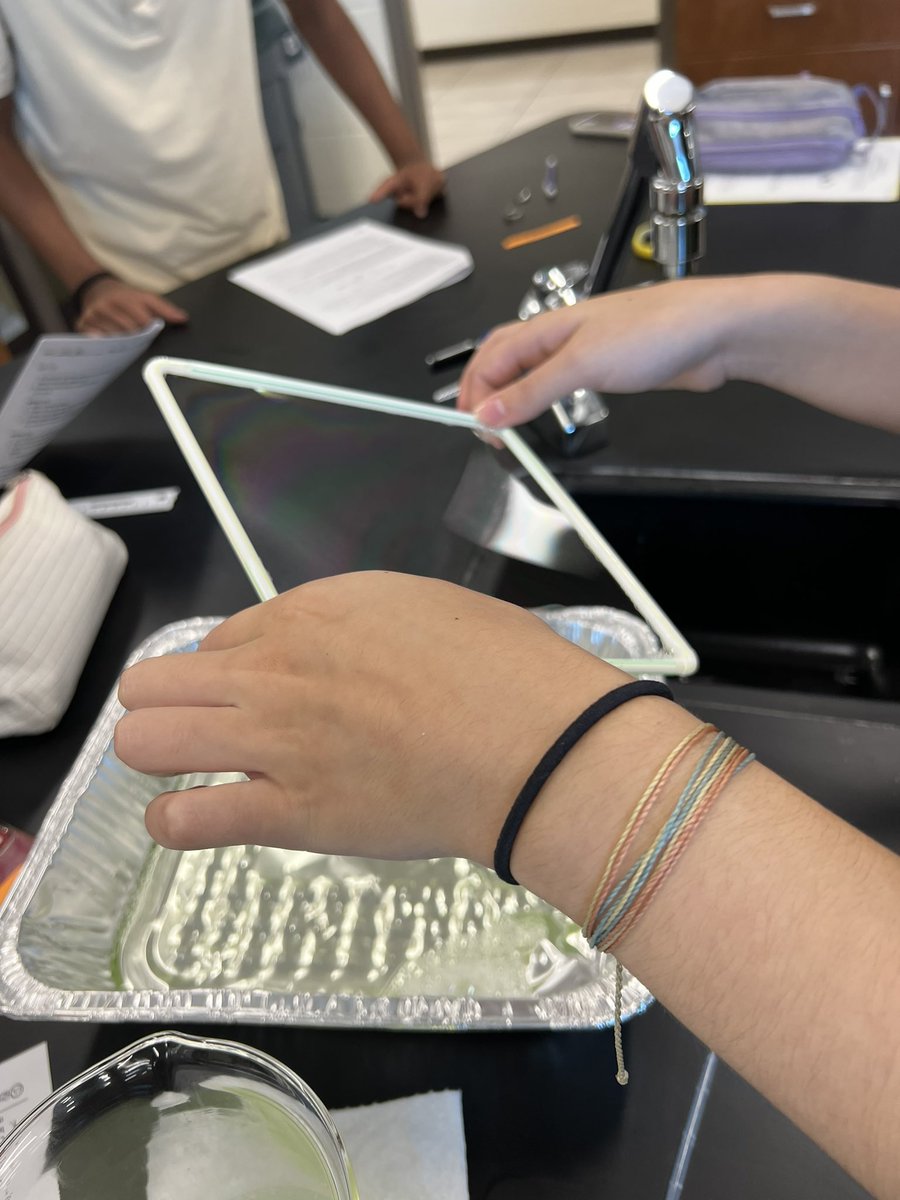TFY77's tweet photo. AP Biology studying the cell membrane in lab today. How is it flexible/fluid? How can it self repair? What are gap junctions and what do they do?

#apbiology #apbiologylab #cellmembranestructure #cellmembrane #learningbydoing #conceptuallearning https://t.co/jPXY9RinLH