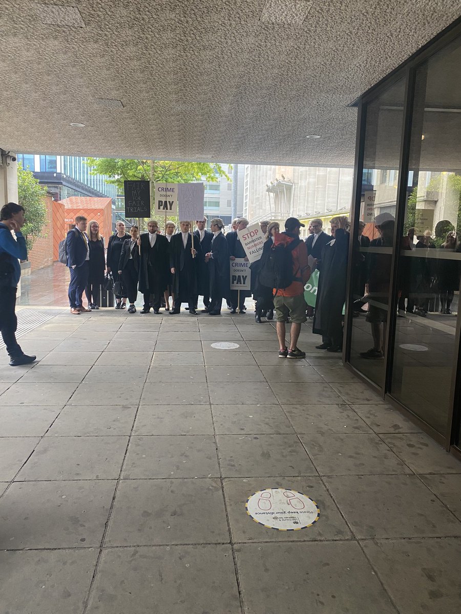 sallypenni1's tweet photo. Outside Manchester cc today. Great speeches from
#baraction @TheCriminalBar @WomenintheLawUK https://t.co/jYTq3mlbSV