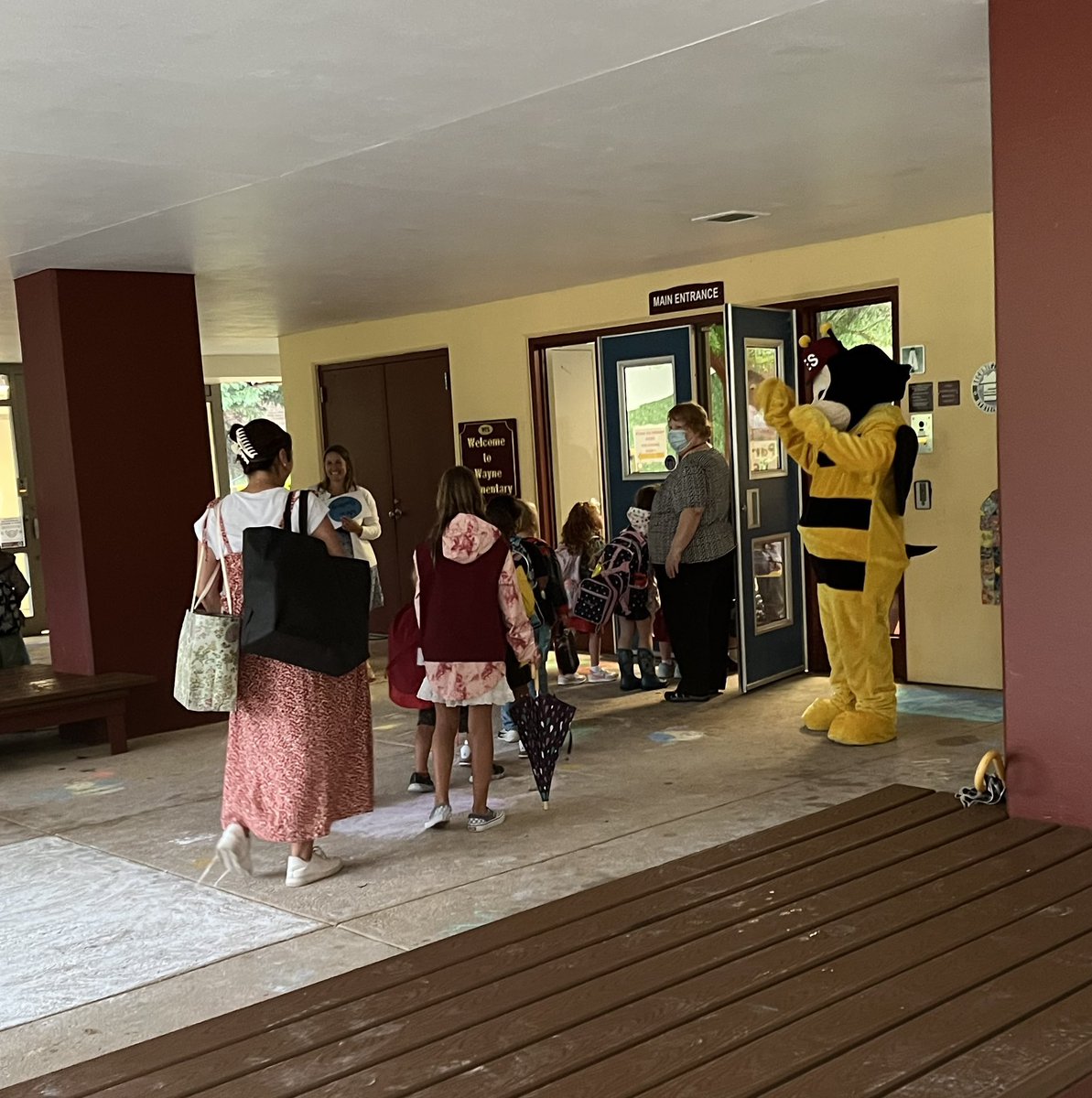 WayneElementary's tweet image. Welcome Back!! Rain can’t 🛑 a proper welcome ☔️🐝🏫☔️🐝🏫