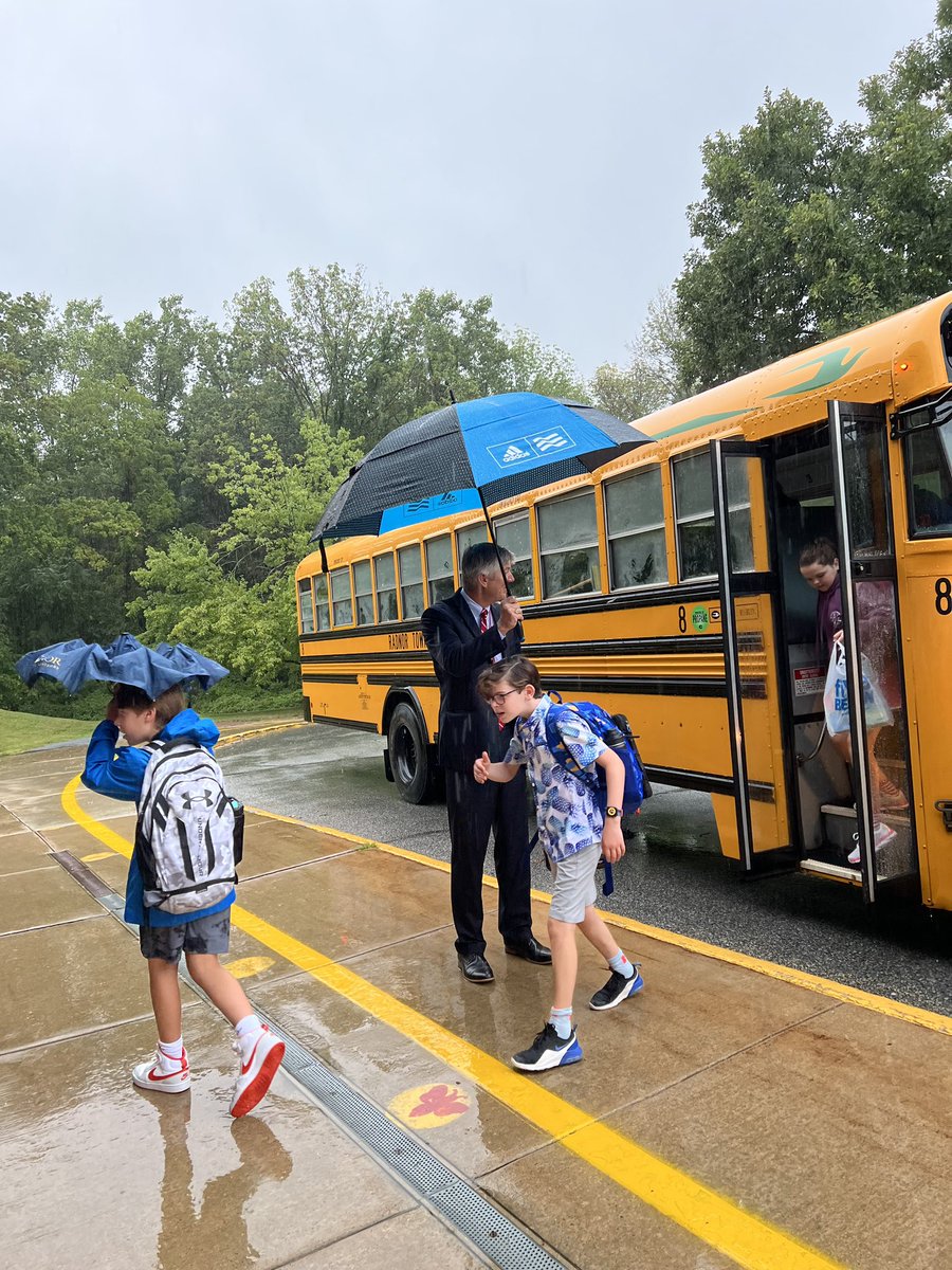 WayneElementary's tweet image. Welcome Back!! Rain can’t 🛑 a proper welcome ☔️🐝🏫☔️🐝🏫