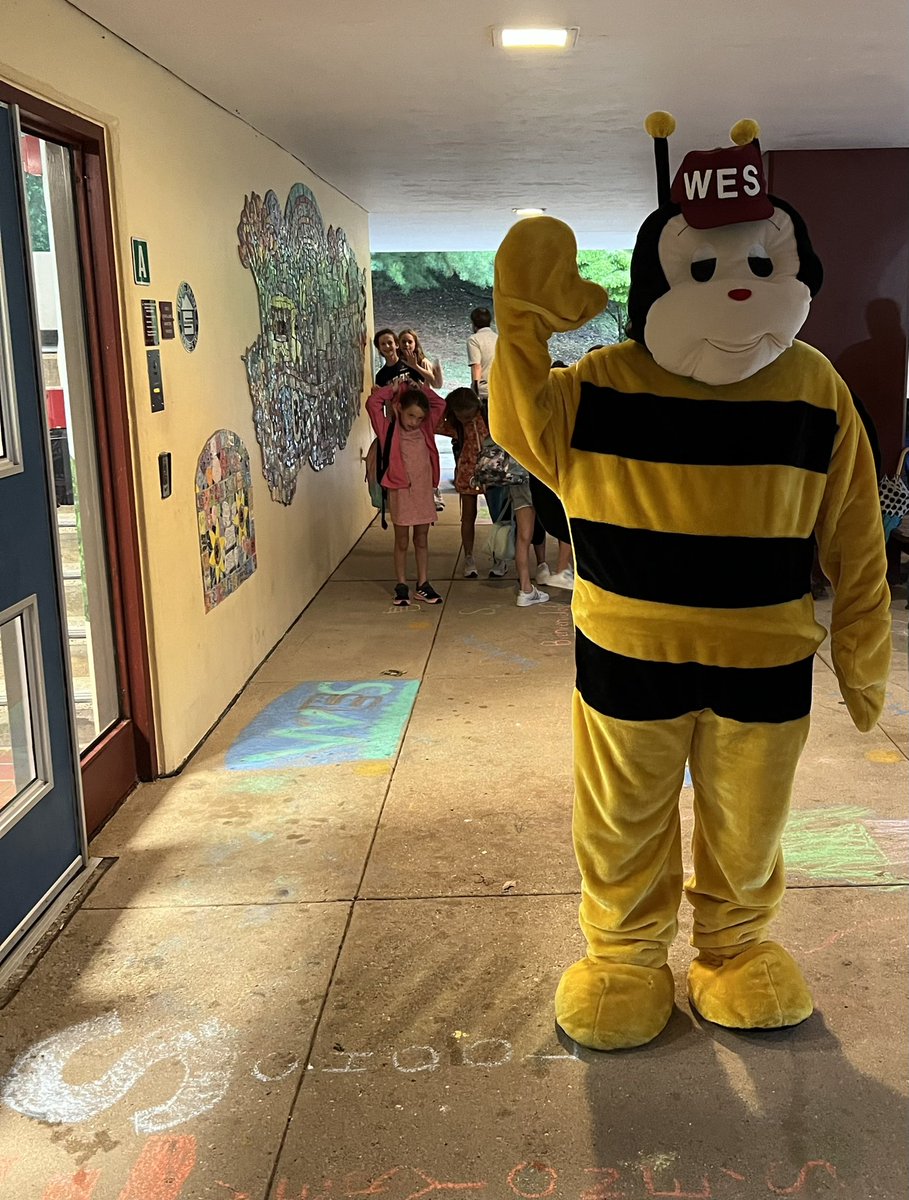 WayneElementary's tweet image. Welcome Back!! Rain can’t 🛑 a proper welcome ☔️🐝🏫☔️🐝🏫