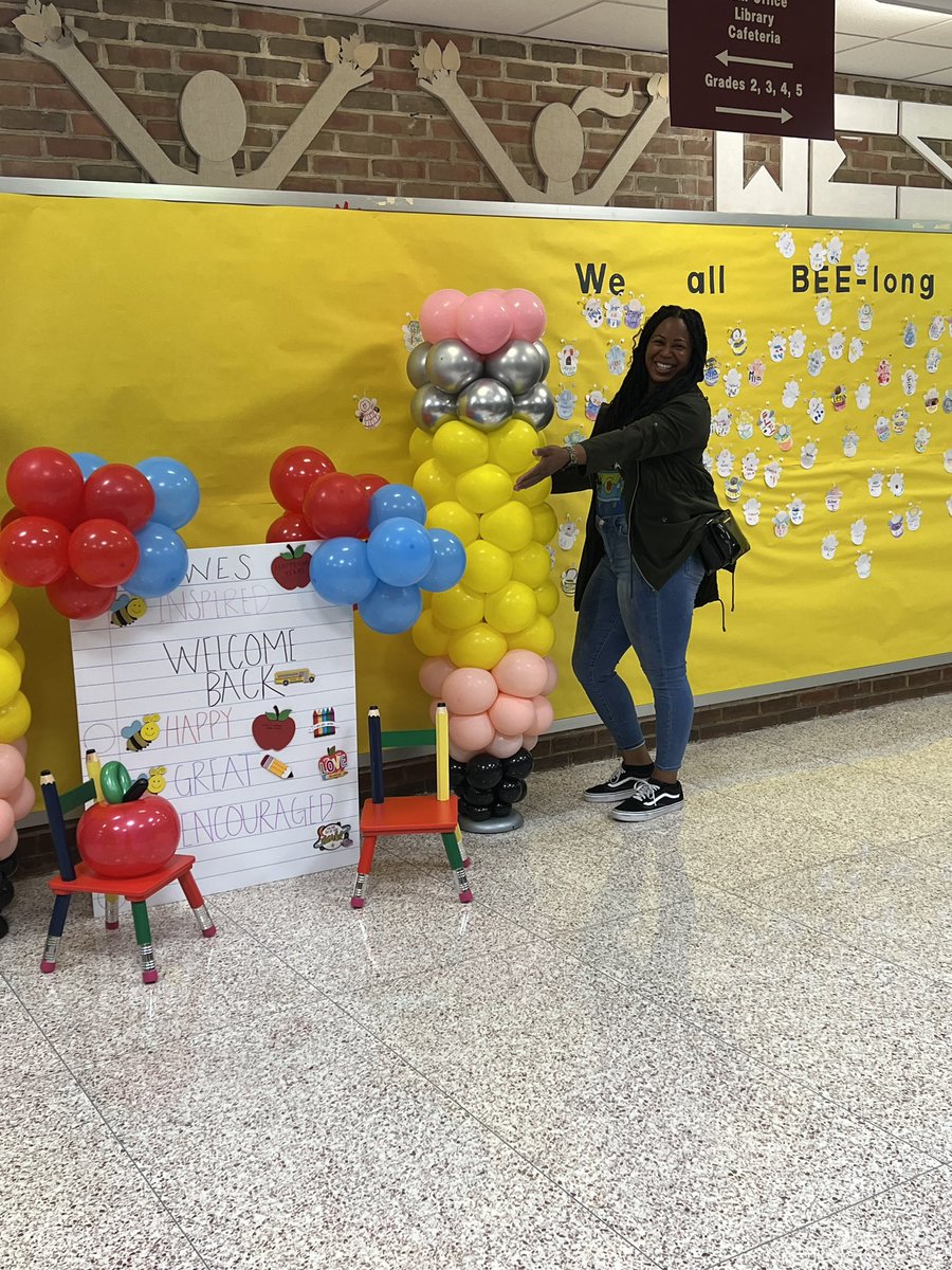 WayneElementary's tweet image. Welcome Back!! Rain can’t 🛑 a proper welcome ☔️🐝🏫☔️🐝🏫