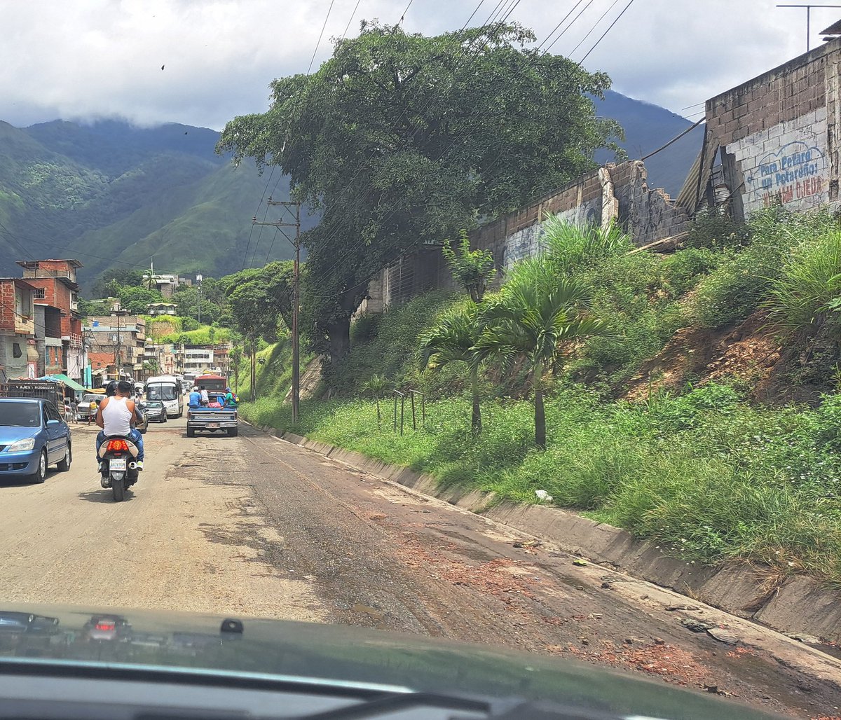 Ireteansa2010's tweet photo. 6to día. 
Reparen Carretera Petare Santa Lucia km2
Ayer me enteré que hay filtraciones de aguas servidas frente Sabenpe.
Esto hace imposible reparar.
Entonces REPAREN LAS FILTRACIONES YA!!!
@FMCENTER
@traffiCARACAS__
@traficocaracas
@HectoRodriguez
@jvrangelavalos 
@imasucre https://t.co/muTXyMJFc8