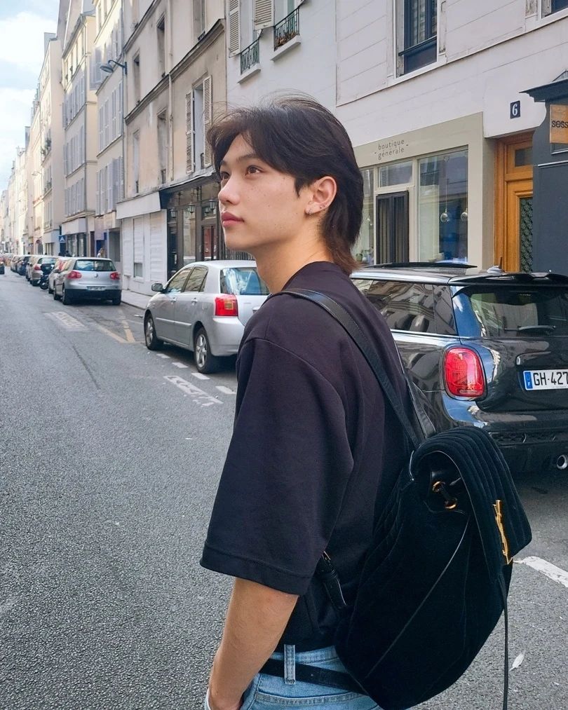 leefzlix's tweet photo. Magnifique Paris 💙 
#felix #paris https://t.co/ZjqZLsPAdS