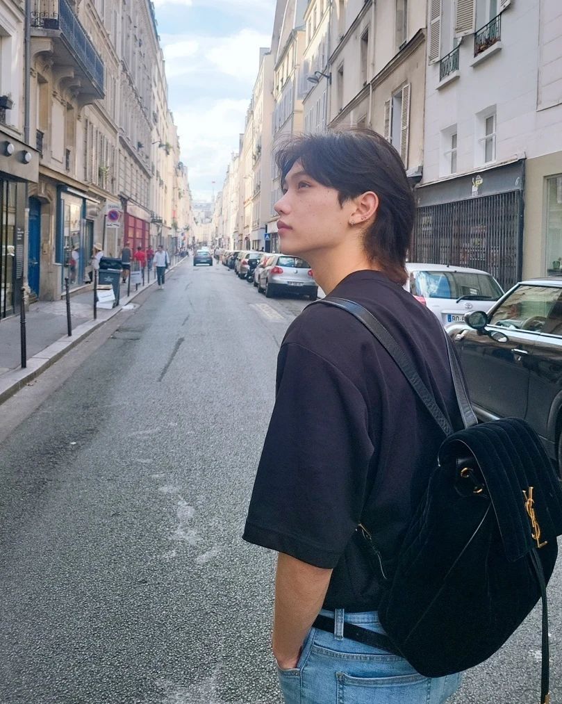leefzlix's tweet photo. Magnifique Paris 💙 
#felix #paris https://t.co/ZjqZLsPAdS