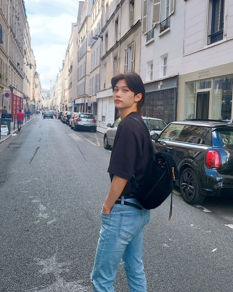 leefzlix's tweet photo. Magnifique Paris 💙 
#felix #paris https://t.co/ZjqZLsPAdS