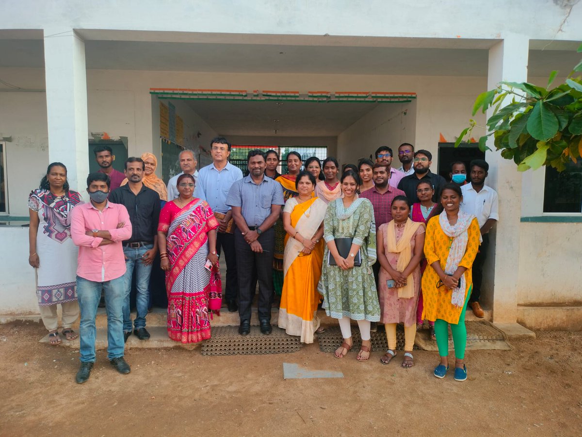 codeacadtswreis's tweet image. Pic of @codeacadtswreis team with secretary sir....