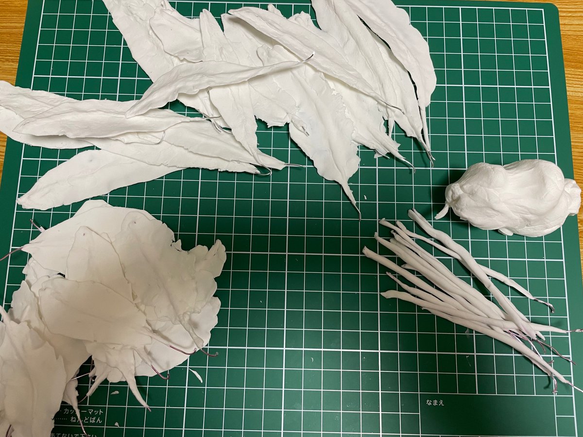 18Nna18's tweet photo. 「鳥の羽とは？」を深く悩んだ日々
#鳩神様 #粘土 #工作 #protoout https://t.co/zRYuiHruo4