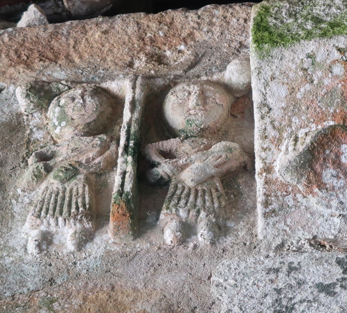 Fundacioncardin's tweet photo. Cuando hablamos en las #MesasRedondasRománicas de los tocadores de #Vihuela ,os mostrabamos estos #capiteles y una #metopa de #Músicos en el #RománicoRural de #Villaviciosa 🍎. Pero nada mejor que ver una en persona .📸#Amandi #Lugás #LaLloraza #Valdebárcena @GrupoElGaitero https://t.co/vQtAL8QtFu