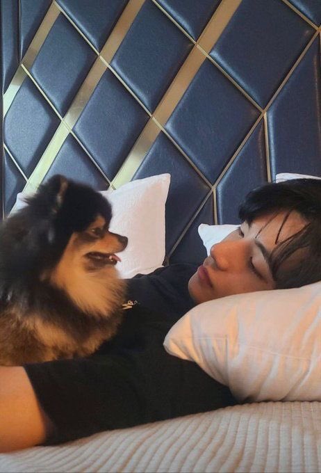BTSVspanish's tweet photo. Feliz cumpleaños Yeontan 🥳🥳

SUPERSTAR TANNIE
#YEONTANDAY
#HappyBirthdayYeontan
#연탄아_5래5래_아빠곁에함께하자 https://t.co/3hEYxFjvSy