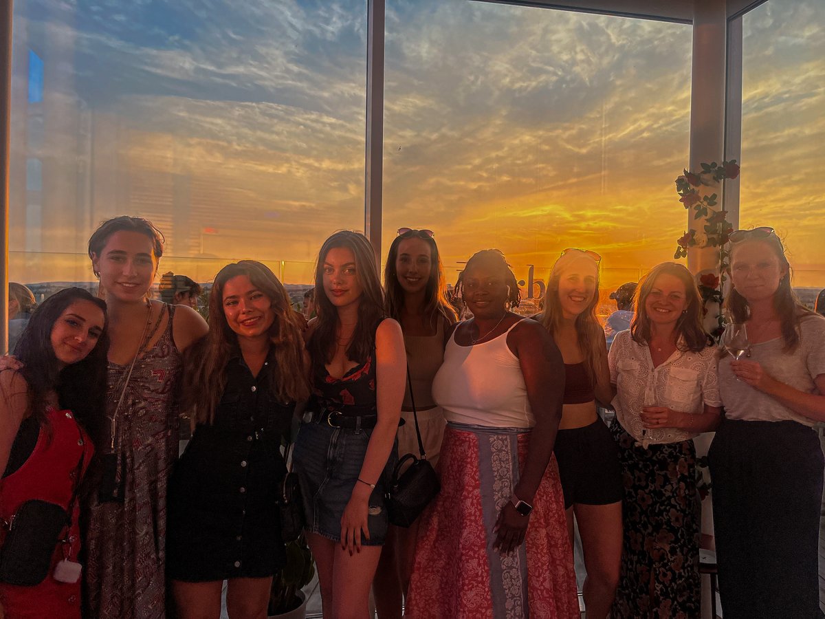 🇫🇷 Mardi c’est le jour de notre rituel nous nous réunissons dans des bars typiques avec nos étudiants. 😊Cette fois-ci, nous avons découvert le meilleur endroit de Montpellier, l’Arbre Blanc. Une superbe terrasse qui se trouve au 17ème étage ! 😍

#NewLsf #LearnFrench #bar