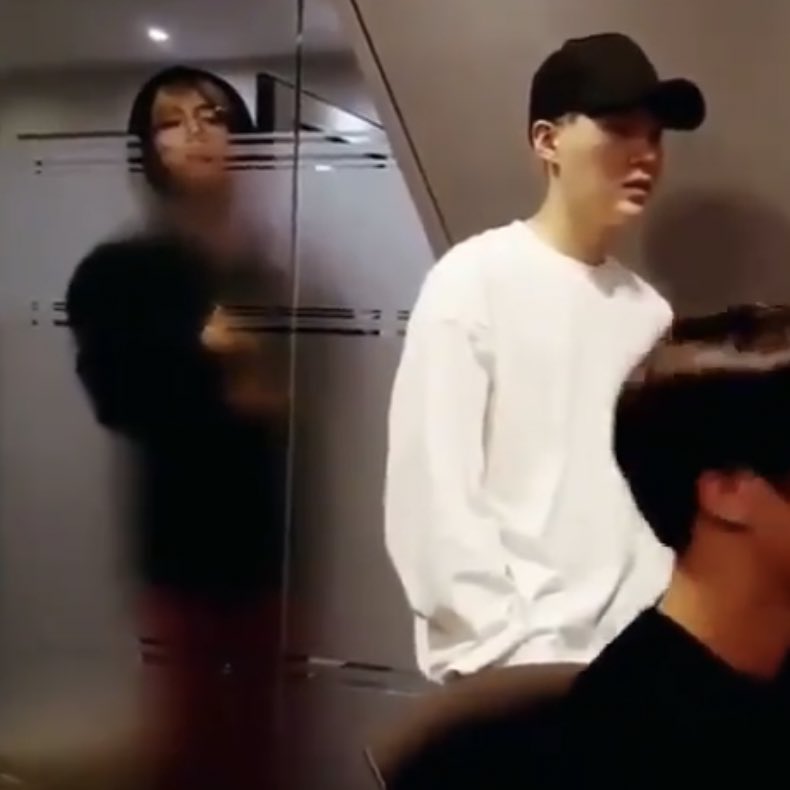 hourlyforbts_'s tweet photo. tópico extremamente sensível; o taehyung mostrando o yeontan pela primeira vez :( https://t.co/vxSUsORCZT