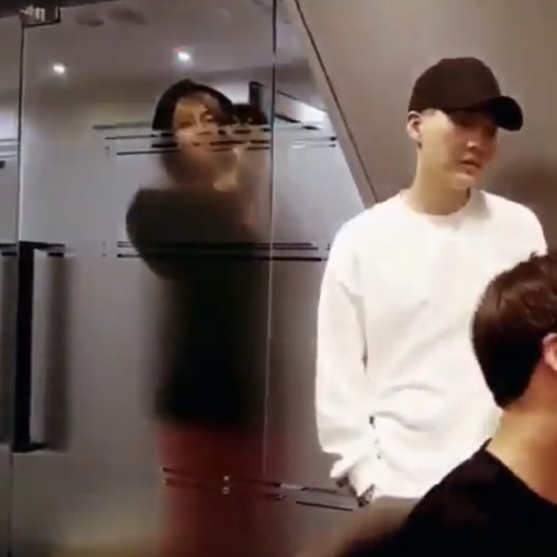 hourlyforbts_'s tweet photo. tópico extremamente sensível; o taehyung mostrando o yeontan pela primeira vez :( https://t.co/vxSUsORCZT