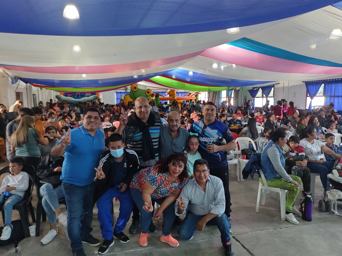 ArribaJujuy's tweet photo. Nos divertimos jugando con peloteros, camas elásticas y sorteamos regalos para los niños de dicha localidad. 

Nos acompañaron los concejales de #SanPedro, @JulioCMoises y @JaviJuradoSP , el vocal de #Rodeito, @rueda_guido, nuestro referente en #Chalican, @MazterSanchez

⬇️⬇️⬇️ https://t.co/HevzJ18Mvl