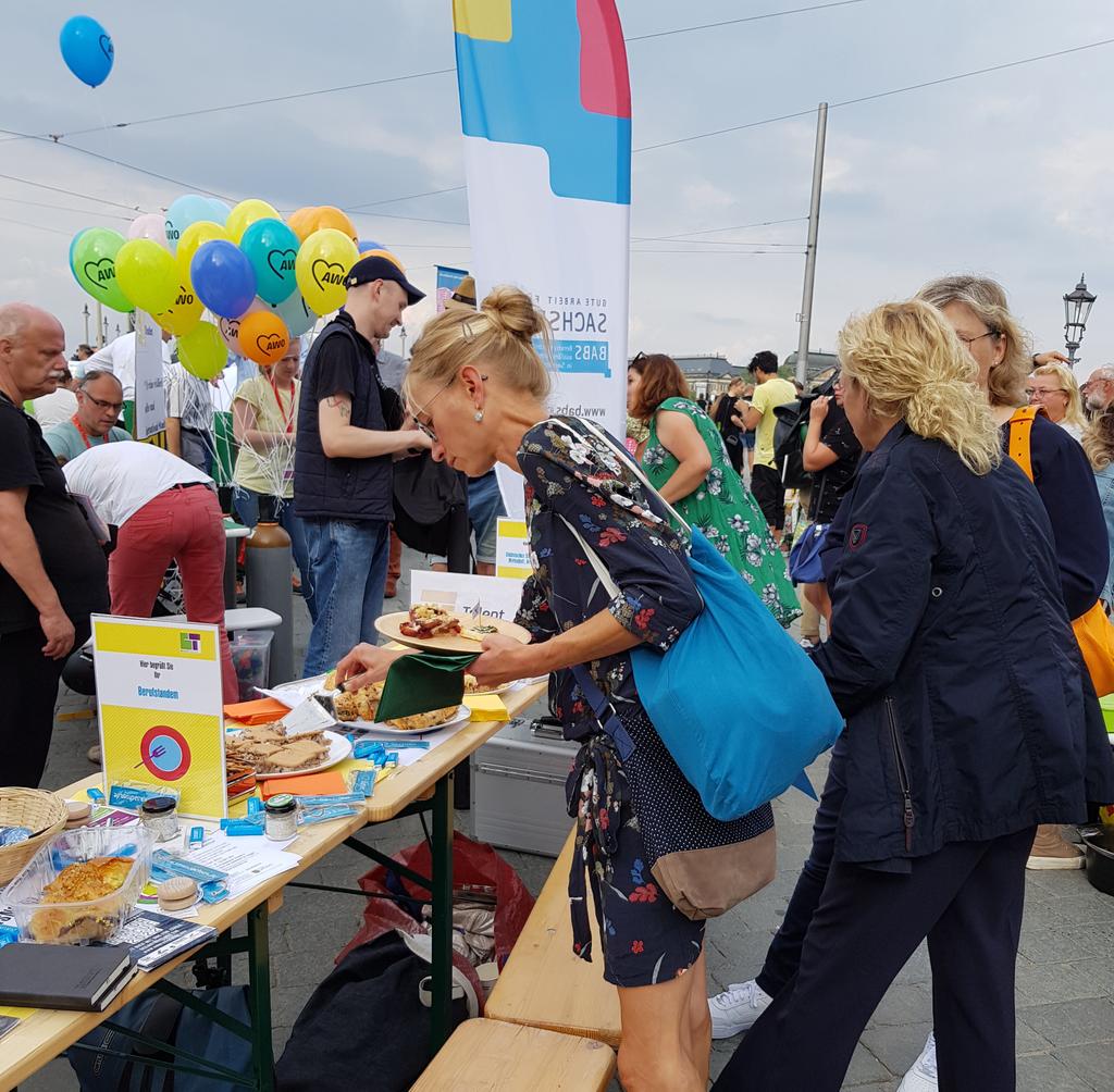 AMM_Sachsen's tweet photo. Hier sind ein paar Eindrücke vom gestrigen #Gastmahl4all der @CellexStiftung in Dresden. Es war eine bunte Veranstaltung mit guten Gesprächen und leckerem Essen. Mit dabei u.a. @WiL_eV @ALSachsen @AMM_Sachsen @SMWA_SN #TalentTransfer https://t.co/kvm6jea7ZM
