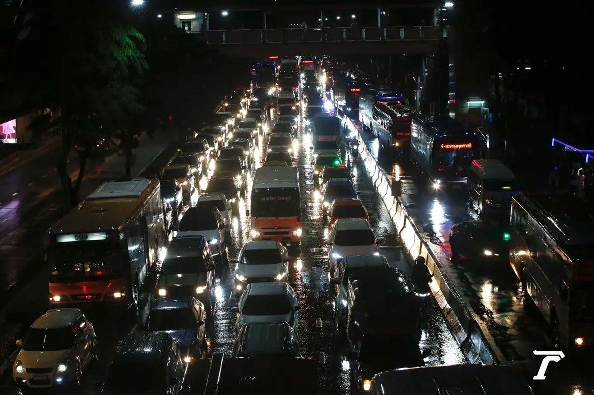Thairath_News's tweet photo. เวลา 22.15 น. สภาพการจราจรบนพหลโยธินขาออก มุ่งหน้าแยกลาดพร้าว มีปริมาณรถหนาแน่นการจราจรติดขัด เนื่องจากฝนตกลงมาอย่างต่อเนื่องนานกว่า 5 ชั่วโมง ทำให้น้ำท่วมขังในหลายพื้นที่​ของกทม.และปริมณฑล

ภาพ วัชรชัย คล้ายพงษ์

#ฝนตกหนัก​ #น้ำท่วม​ #กรุงเทพ​ #ไทยรัฐออนไลน์ https://t.co/6YrZCvHhbY