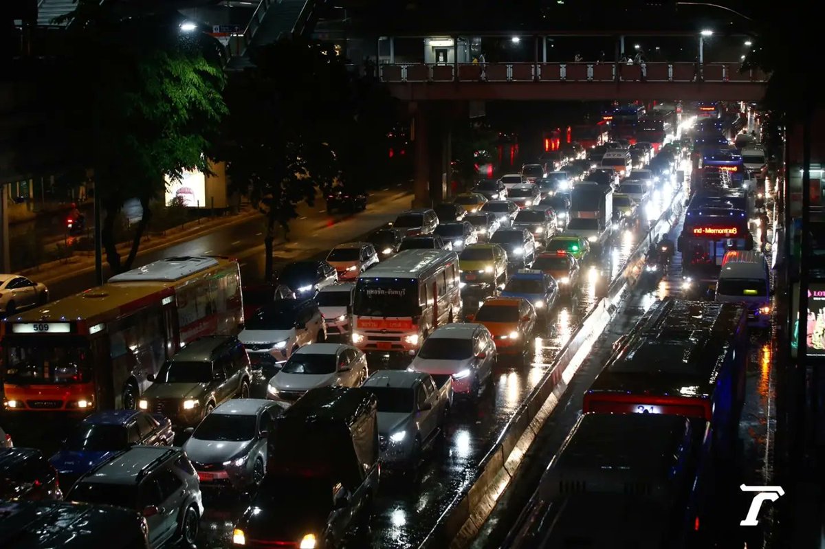 Thairath_News's tweet photo. เวลา 22.15 น. สภาพการจราจรบนพหลโยธินขาออก มุ่งหน้าแยกลาดพร้าว มีปริมาณรถหนาแน่นการจราจรติดขัด เนื่องจากฝนตกลงมาอย่างต่อเนื่องนานกว่า 5 ชั่วโมง ทำให้น้ำท่วมขังในหลายพื้นที่​ของกทม.และปริมณฑล

ภาพ วัชรชัย คล้ายพงษ์

#ฝนตกหนัก​ #น้ำท่วม​ #กรุงเทพ​ #ไทยรัฐออนไลน์ https://t.co/6YrZCvHhbY