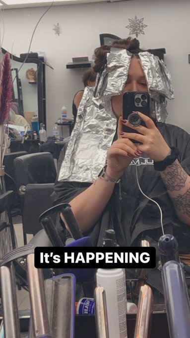 Hair time 🖤🖤🖤 https://t.co/N40i8KI0GF<a href="/tag/ootd"class="tags"><span>#ootd</span></a>