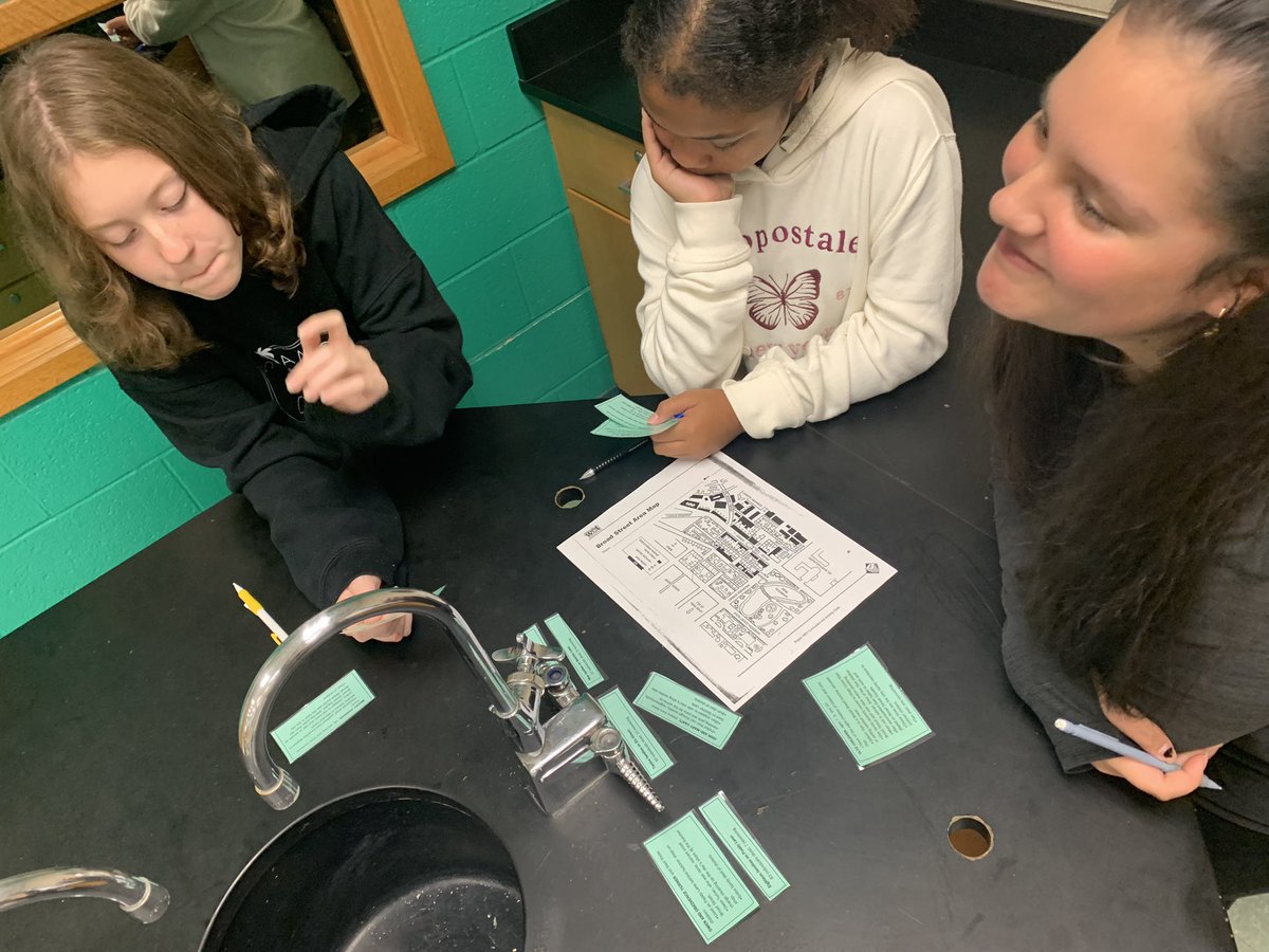 Engaged in scientific inquiry looking for patterns, our 7th graders in Mr. Pellock’s class were on a mission to solve a mystery dating back to the 1800’s! What a great way to kick off the second week of school together! #OurTimeToShine 🐊☀️#CalvertShines