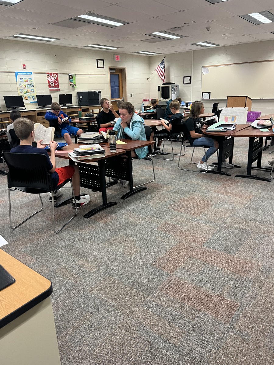 CGeaterTE's tweet photo. Spencer Schools in an effort to increase literacy district wide, teamed up with Spencer Chamber, ISU Extension, and the Spencer Public Library to have everyone in town read for 15 minutes today.  #SpencerReads https://t.co/JXrrfuFt6y