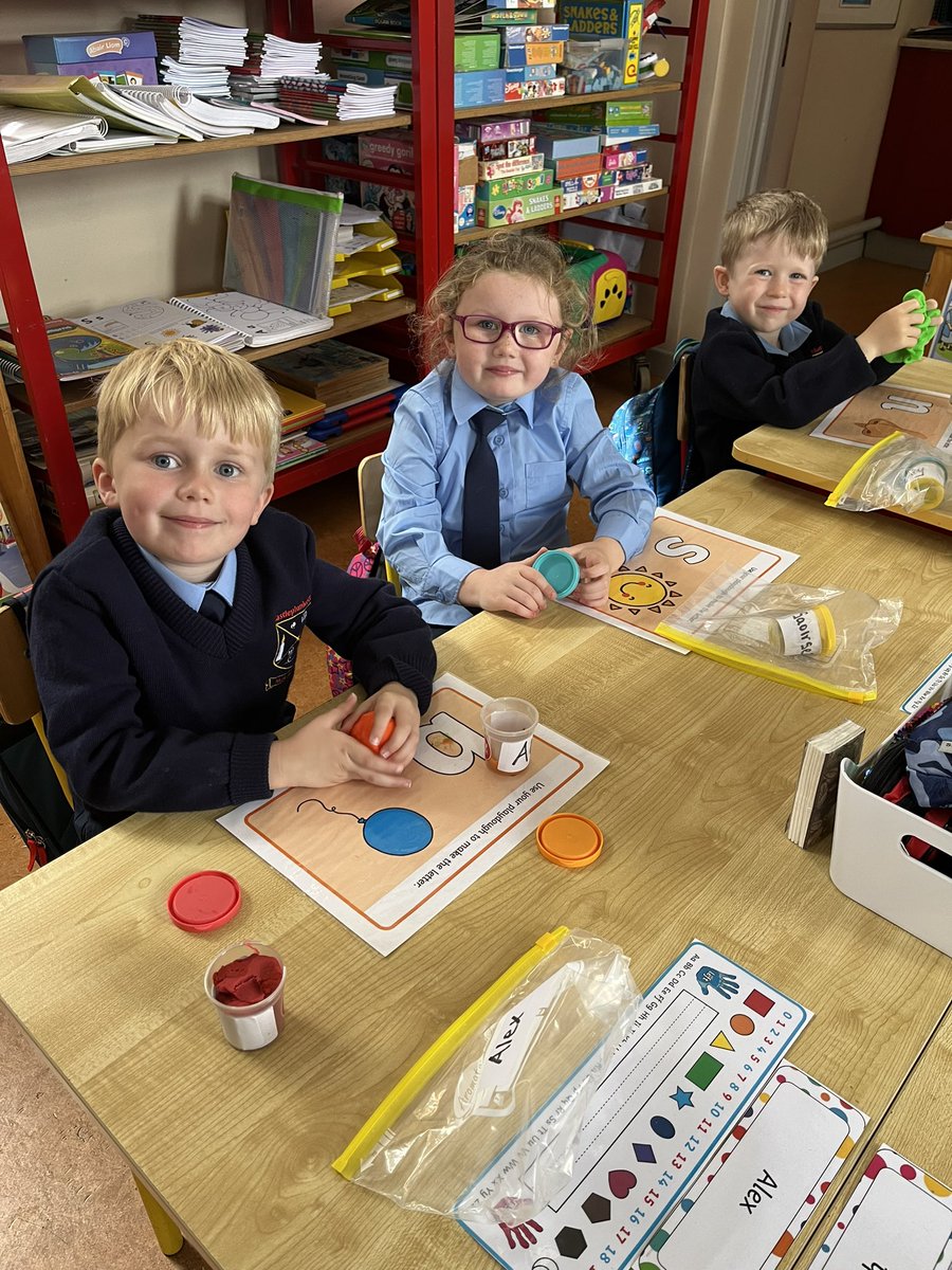 Our Junior room 👶 r busy working on their fine motor skills plus sorting their colours.. 🔴🟢🟡🔵 #aistear #backtoschool <a href="/RoscommonHerald/">Roscommon Herald</a> <a href="/NCCAie/">NCCA</a> <a href="/RoscommonPeople/">Roscommon People</a> <a href="/mathsweek/">Maths Week Ireland</a> <a href="/Maths_Eyes/">HaveYouGotMathsEyes</a>