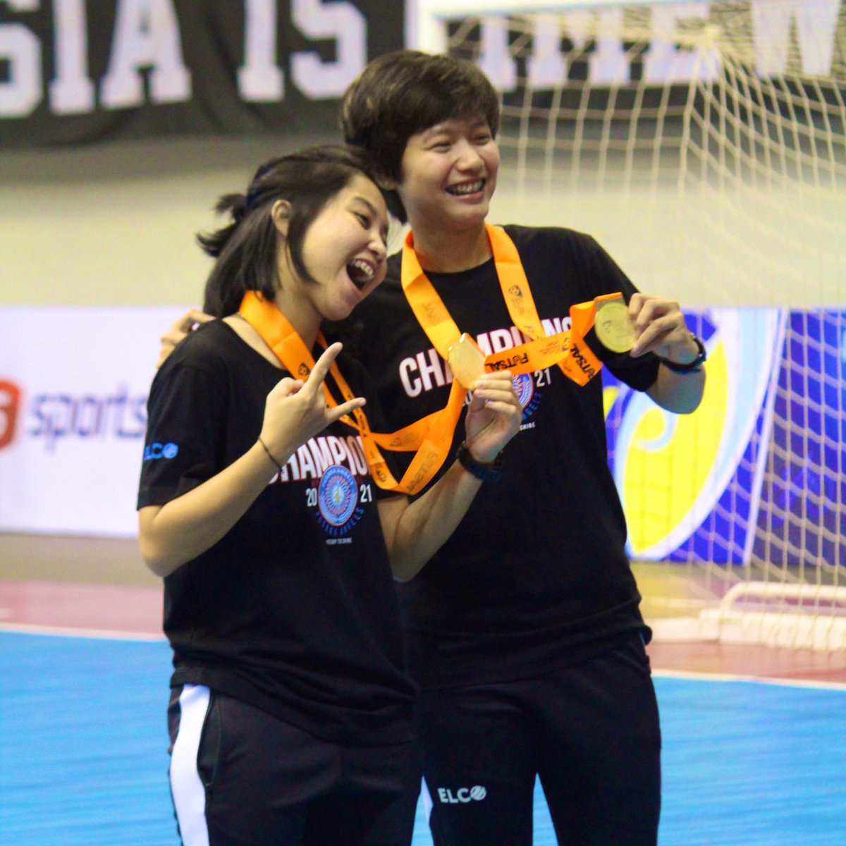 FahMohRiz's tweet photo. Awarding moment.. Pusaka Angel as Champs of Women's Pro Futsal League 21/22 

Insyafadya Salsabilah top scorer
Novita Murni Piranti best player
#WFPL https://t.co/i8T1EgyIi0