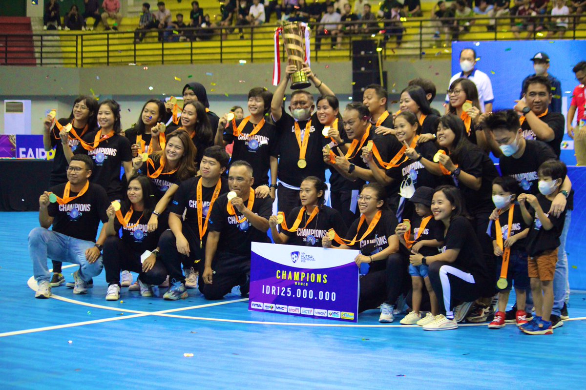 FahMohRiz's tweet photo. Awarding moment.. Pusaka Angel as Champs of Women's Pro Futsal League 21/22 

Insyafadya Salsabilah top scorer
Novita Murni Piranti best player
#WFPL https://t.co/i8T1EgyIi0